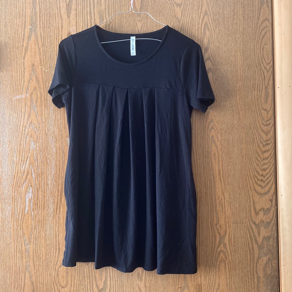 * $5 Sale! Zenana premium size M top with pockets black in color💙